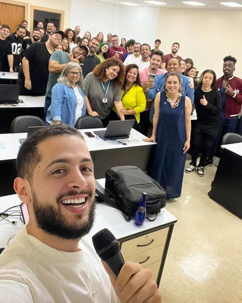 Matheus com microfone e uma turma em sala de aula