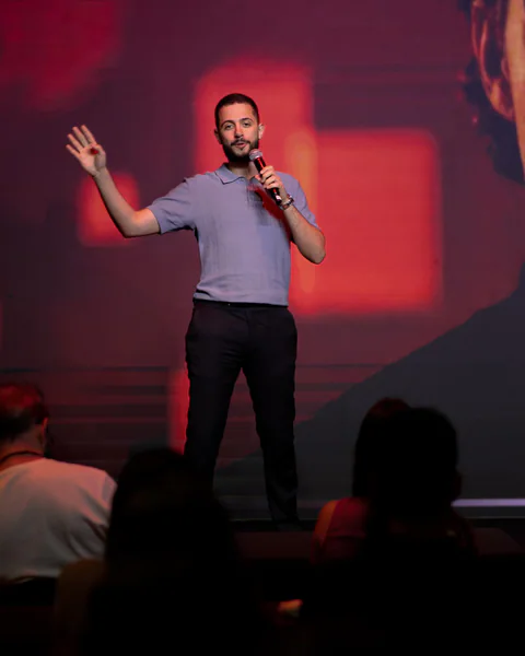 Matheus Trombino palestrando diante do público